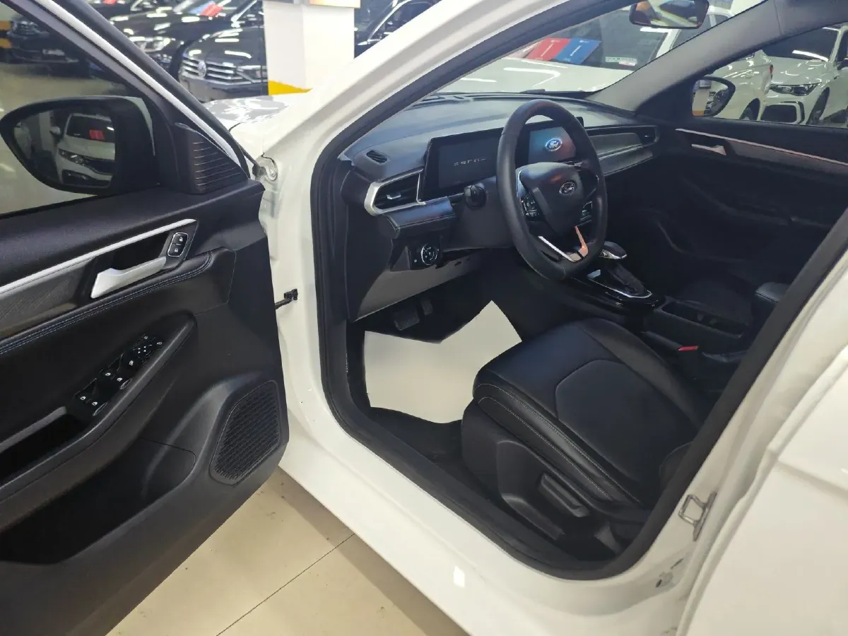 2021 Ford Escort 1.5L 122HP L3 6AT,autocango,china used car exporter,china ev exporter,chinese used car exporter,chinese used ev exporter