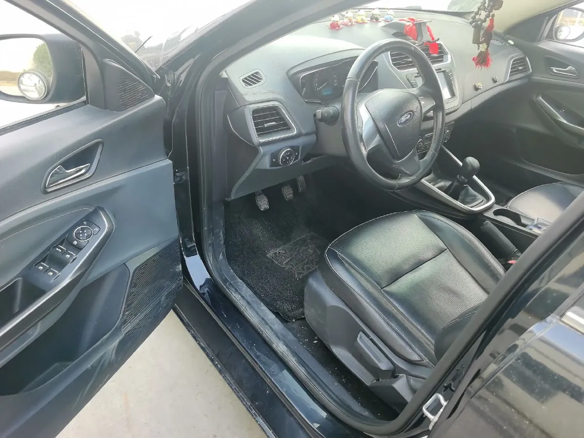 2015 Ford Escort 1.5L 113HP L4 5MT,autocango,china used car exporter,china ev exporter,chinese used car exporter,chinese used ev exporter