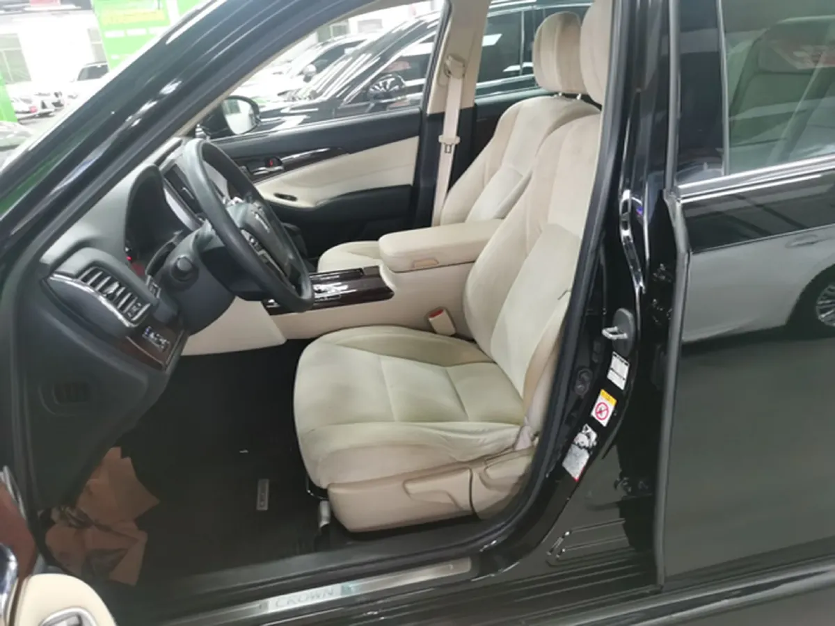 2018 Toyota Crown 2.0T 235HP L4 8AT,autocango,china used car exporter,china ev exporter,chinese used car exporter,chinese used ev exporter