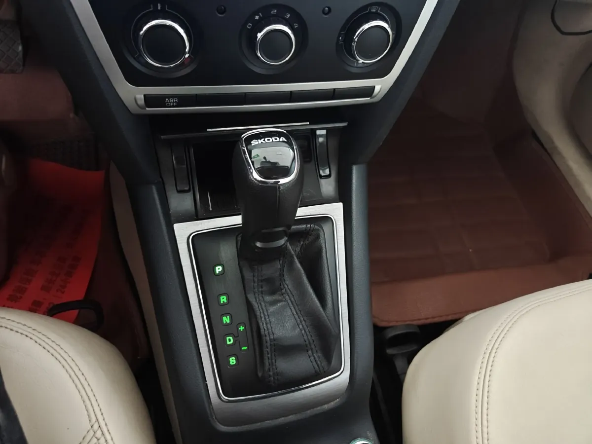 2015 Skoda Octavia 1.6L 105HP L4 6AT,autocango,china used car exporter,china ev exporter,chinese used car exporter,chinese used ev exporter