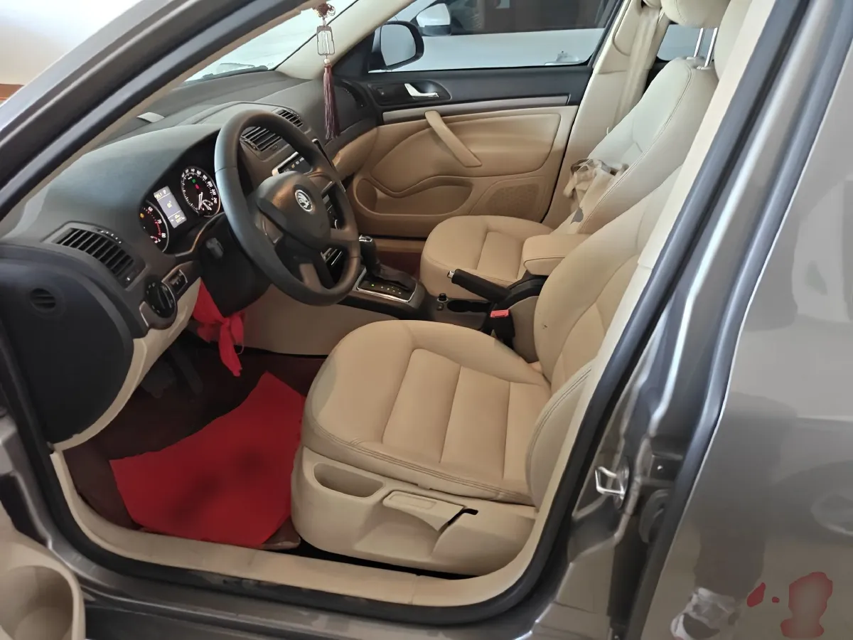 2015 Skoda Octavia 1.6L 105HP L4 6AT,autocango,china used car exporter,china ev exporter,chinese used car exporter,chinese used ev exporter