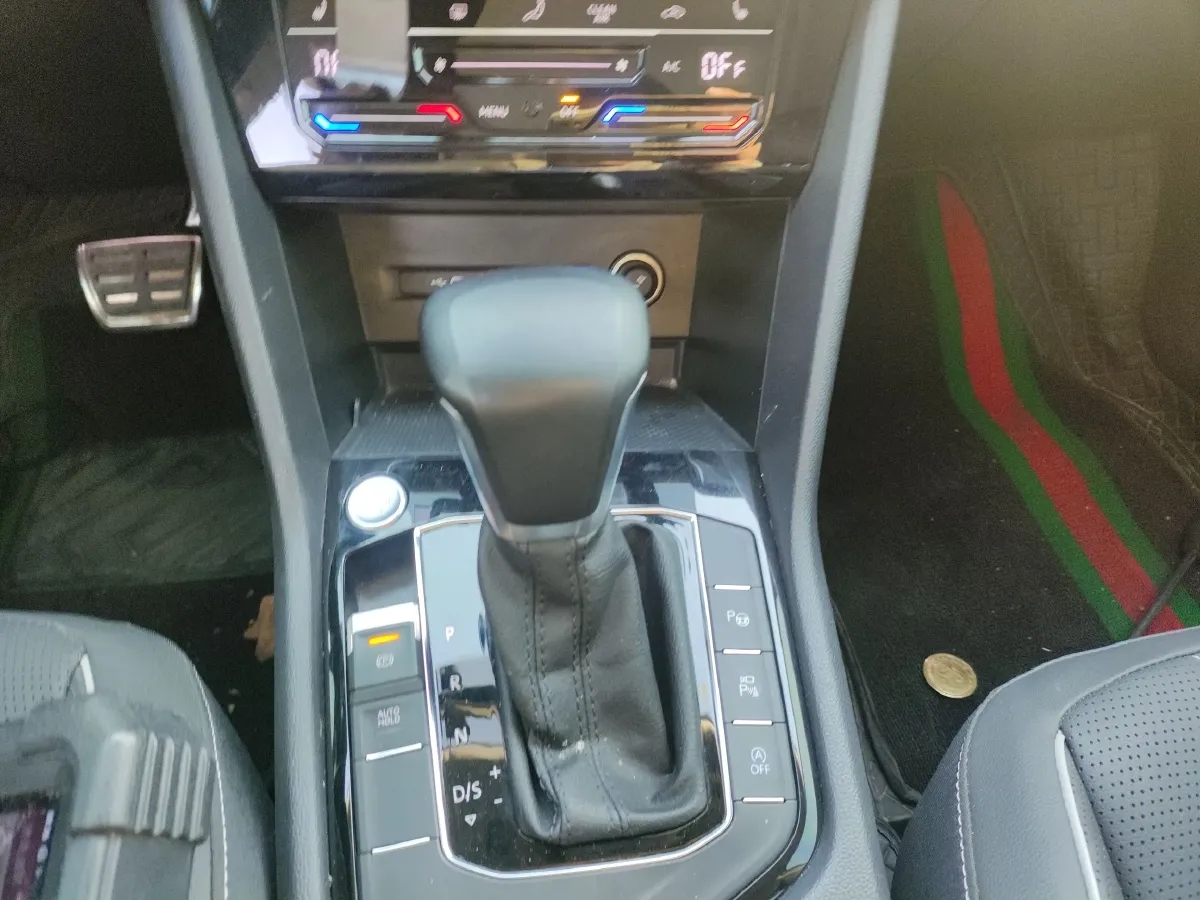 2022 Volkswagen Tiguan L 2.0T 186HP L4 7DCT,autocango,china used car exporter,china ev exporter,chinese used car exporter,chinese used ev exporter