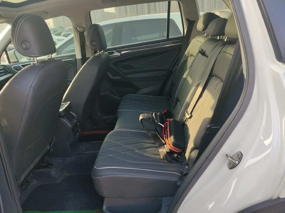 2022 Volkswagen Tiguan L 2.0T 186HP L4 7DCT,autocango,china used car exporter,china ev exporter,chinese used car exporter,chinese used ev exporter