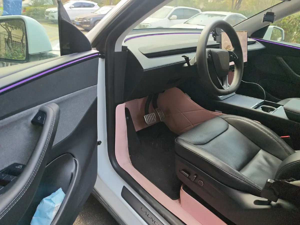 2025 Tesla Model Y BEV 62.5KWH,autocango,china used car exporter,china ev exporter,chinese used car exporter,chinese used ev exporter