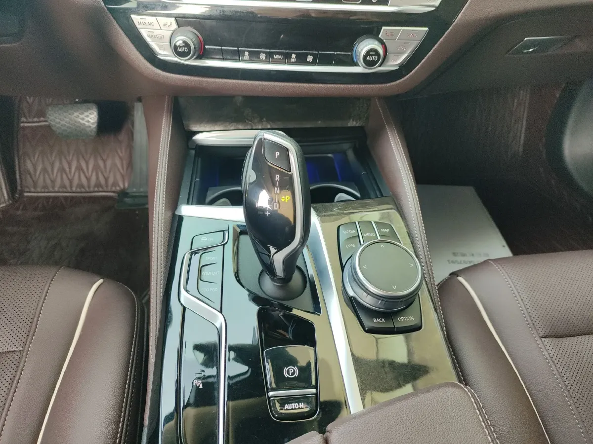 2022 BMW 5 Series 2.0T 184HP L4 8AT,autocango,china used car exporter,china ev exporter,chinese used car exporter,chinese used ev exporter