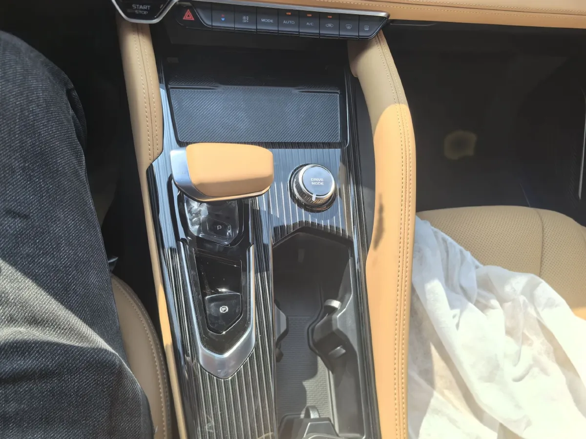 2024 Geely Monjaro 1.5T 163HP L4 3DHT Hybrid,autocango,china used car exporter,china ev exporter,chinese used car exporter,chinese used ev exporter