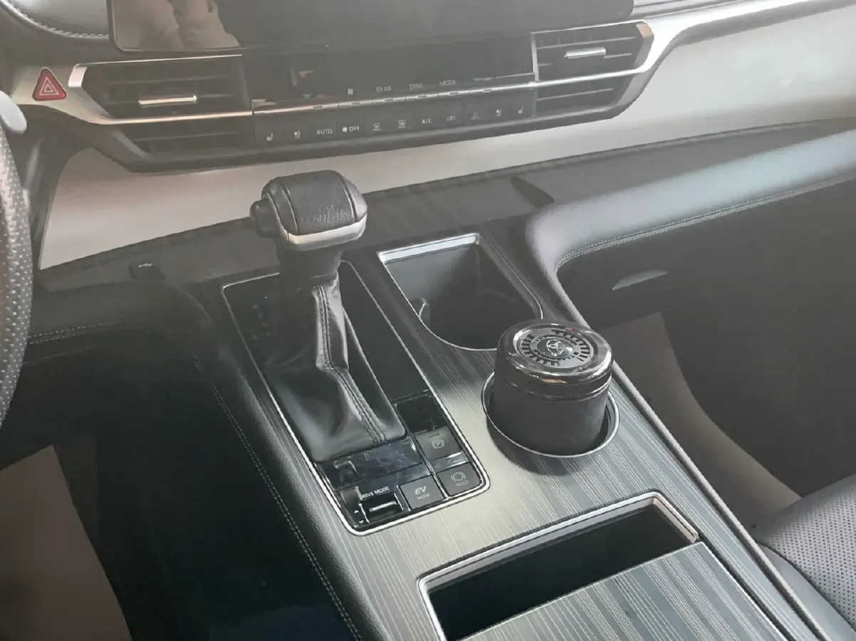 2023 Toyota Granvia 2.5L 189HP L4 E-CVT Hybrid,autocango,china used car exporter,china ev exporter,chinese used car exporter,chinese used ev exporter