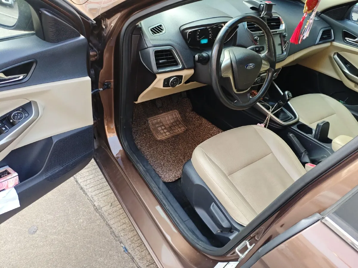 2015 Ford Escort 1.5L 113HP L4 5MT,autocango,china used car exporter,china ev exporter,chinese used car exporter,chinese used ev exporter