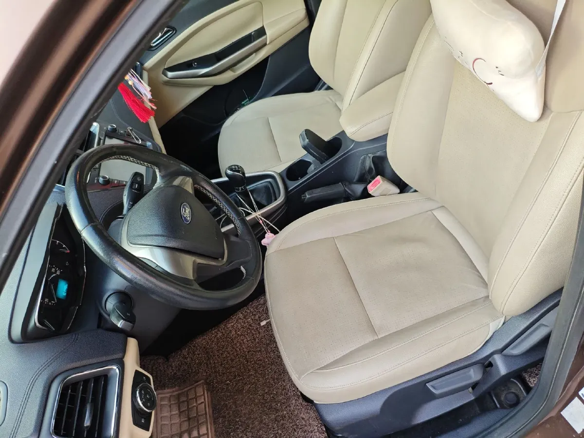 2015 Ford Escort 1.5L 113HP L4 5MT,autocango,china used car exporter,china ev exporter,chinese used car exporter,chinese used ev exporter