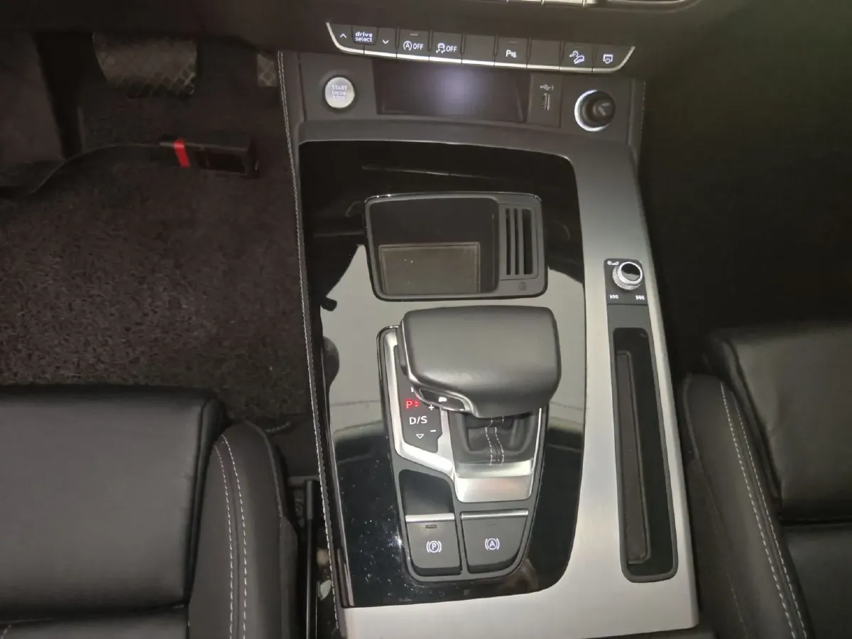 2022 Audi Q5L 2.0T 190HP L4 7DCT,autocango,china used car exporter,china ev exporter,chinese used car exporter,chinese used ev exporter