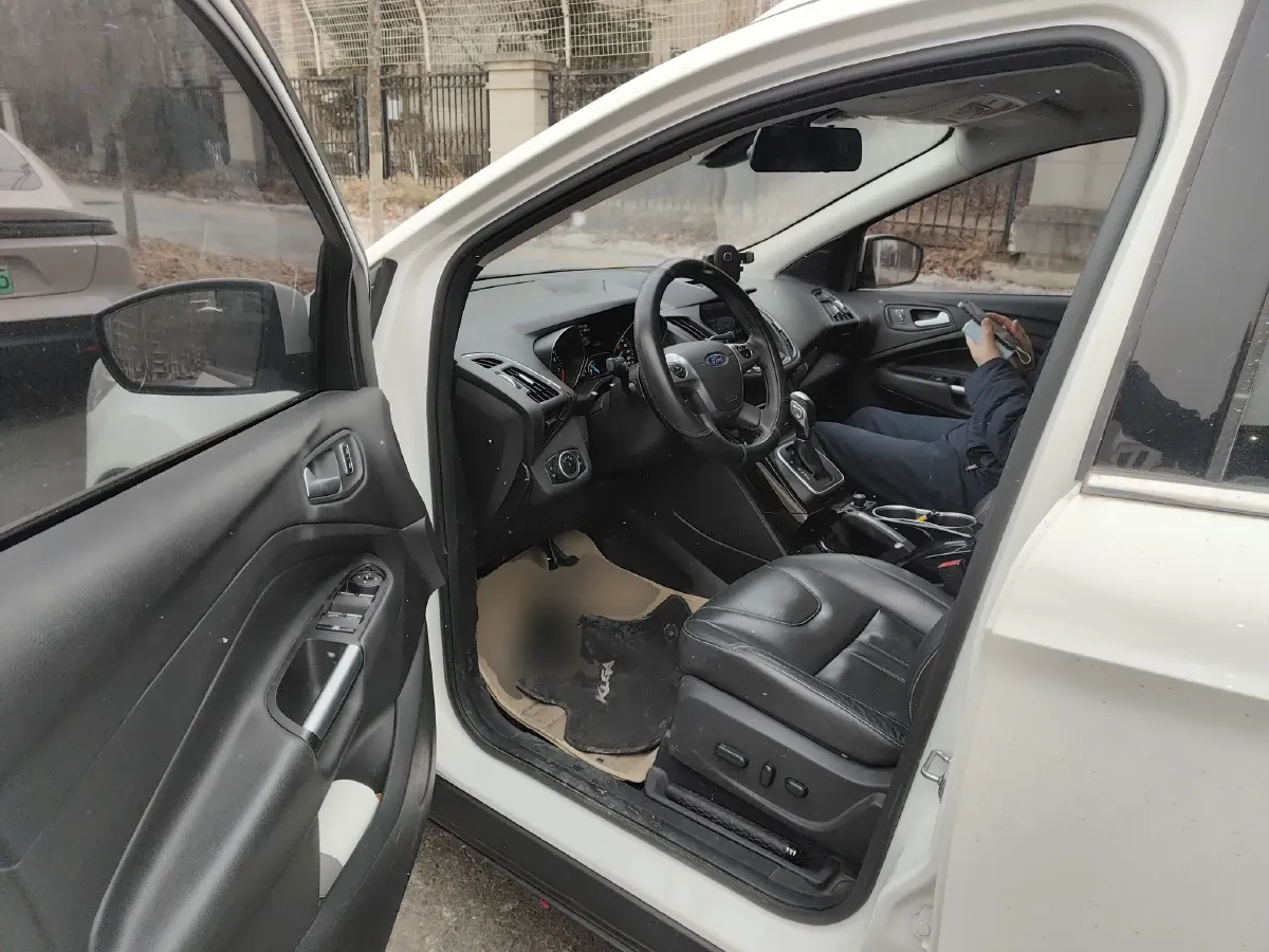 2015 Ford Kuga 2.0T 242HP L4 6AT,autocango,china used car exporter,china ev exporter,chinese used car exporter,chinese used ev exporter