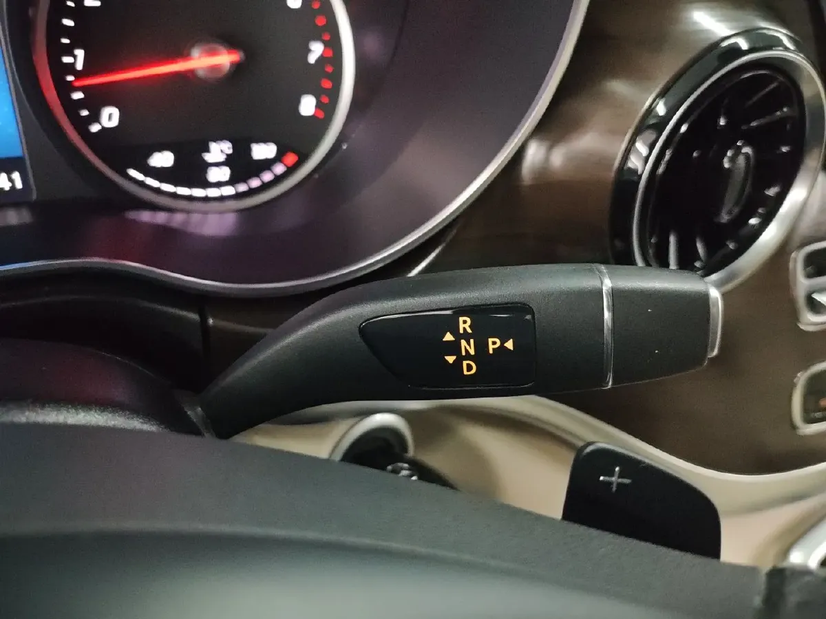 2020 Mercedes-Benz V Class 2.0T 211HP L4 9AT,autocango,china used car exporter,china ev exporter,chinese used car exporter,chinese used ev exporter