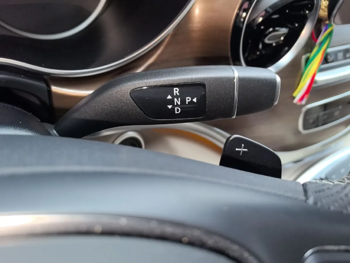 2021 Mercedes-Benz V Class 2.0T 211HP L4 9AT,autocango,china used car exporter,china ev exporter,chinese used car exporter,chinese used ev exporter