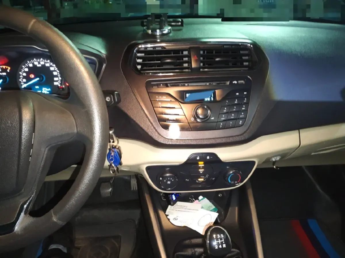 2015 Ford Escort 1.5L 113HP L4 5MT,autocango,china used car exporter,china ev exporter,chinese used car exporter,chinese used ev exporter