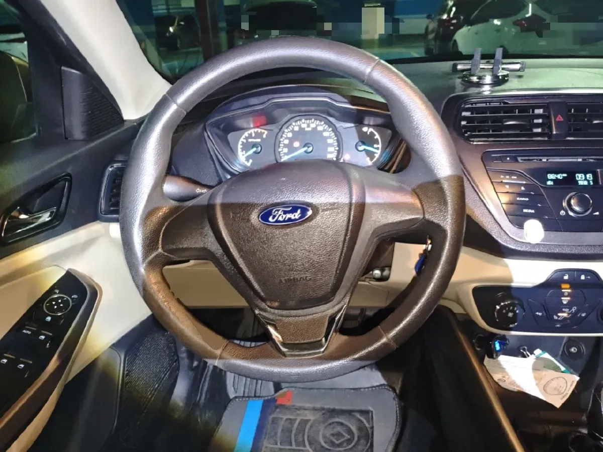 2015 Ford Escort 1.5L 113HP L4 5MT,autocango,china used car exporter,china ev exporter,chinese used car exporter,chinese used ev exporter