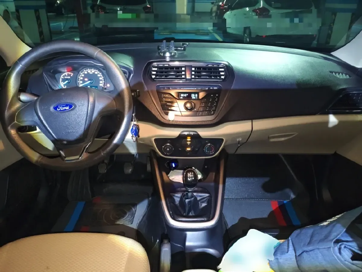 2015 Ford Escort 1.5L 113HP L4 5MT,autocango,china used car exporter,china ev exporter,chinese used car exporter,chinese used ev exporter