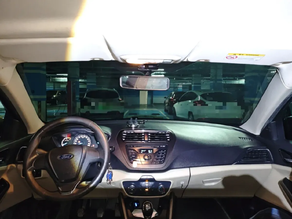 2015 Ford Escort 1.5L 113HP L4 5MT,autocango,china used car exporter,china ev exporter,chinese used car exporter,chinese used ev exporter