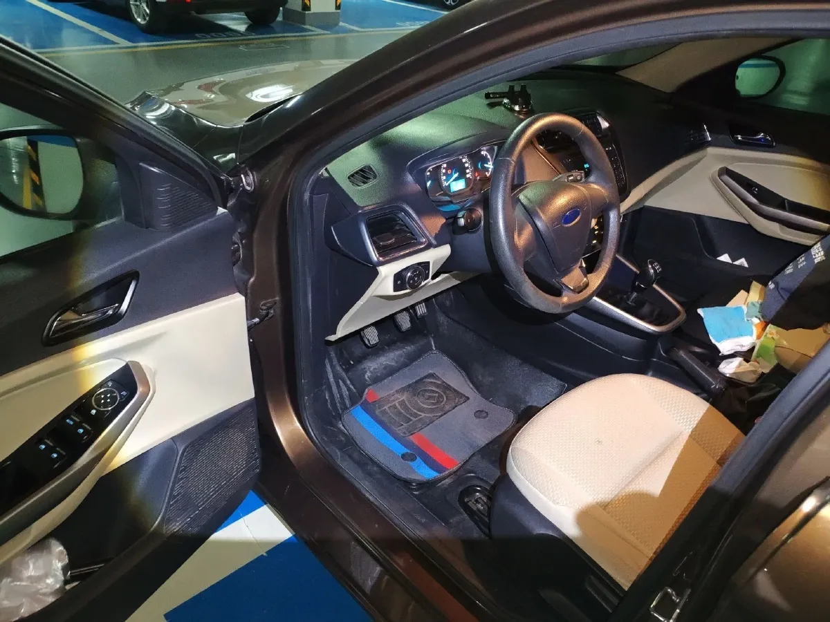 2015 Ford Escort 1.5L 113HP L4 5MT,autocango,china used car exporter,china ev exporter,chinese used car exporter,chinese used ev exporter