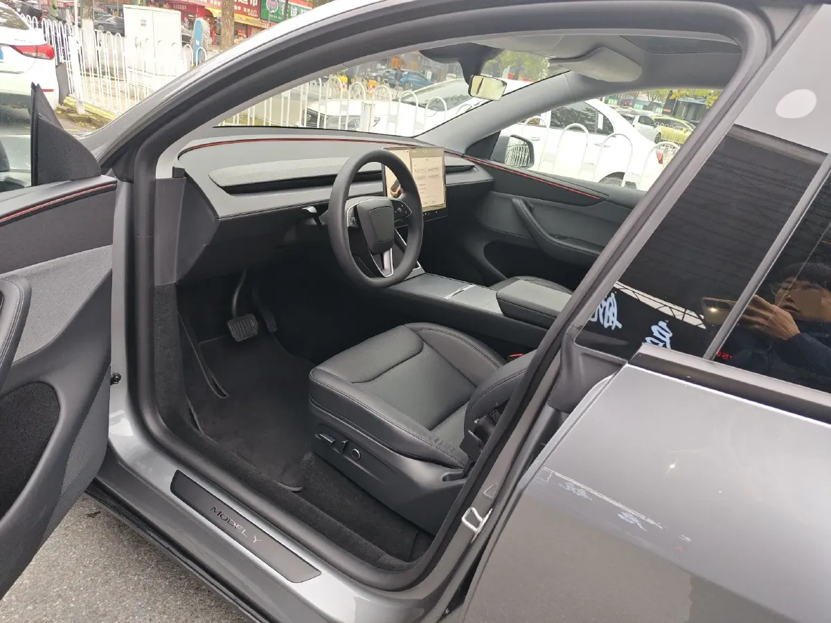 2025 Tesla Model Y BEV 62.5KWH,autocango,china used car exporter,china ev exporter,chinese used car exporter,chinese used ev exporter