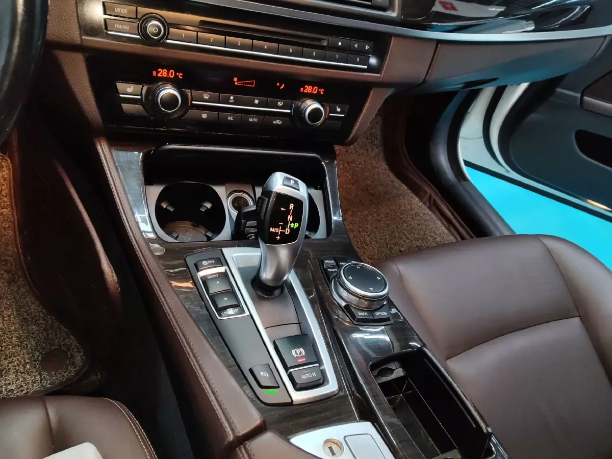 2014 BMW 5 Series 2.0T 218HP L4 8AT,autocango,china used car exporter,china ev exporter,chinese used car exporter,chinese used ev exporter