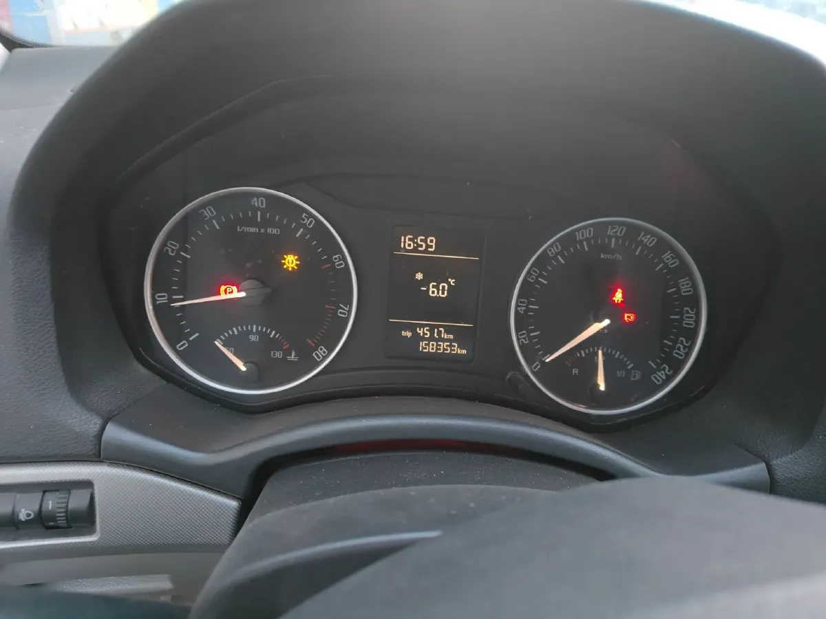 2014 Skoda Octavia 1.6L 105HP L4 5MT,autocango,china used car exporter,china ev exporter,chinese used car exporter,chinese used ev exporter