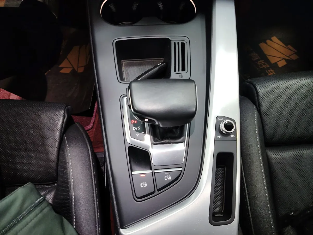 2024 Audi A4L 2.0T 190HP L4 7DCT,autocango,china used car exporter,china ev exporter,chinese used car exporter,chinese used ev exporter