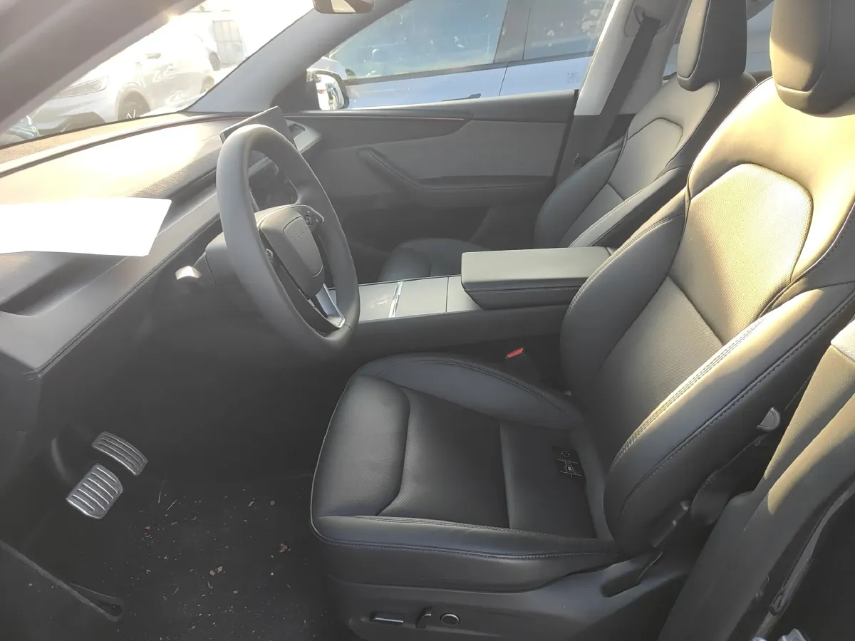 2025 Tesla Model Y BEV 62.5KWH,autocango,china used car exporter,china ev exporter,chinese used car exporter,chinese used ev exporter