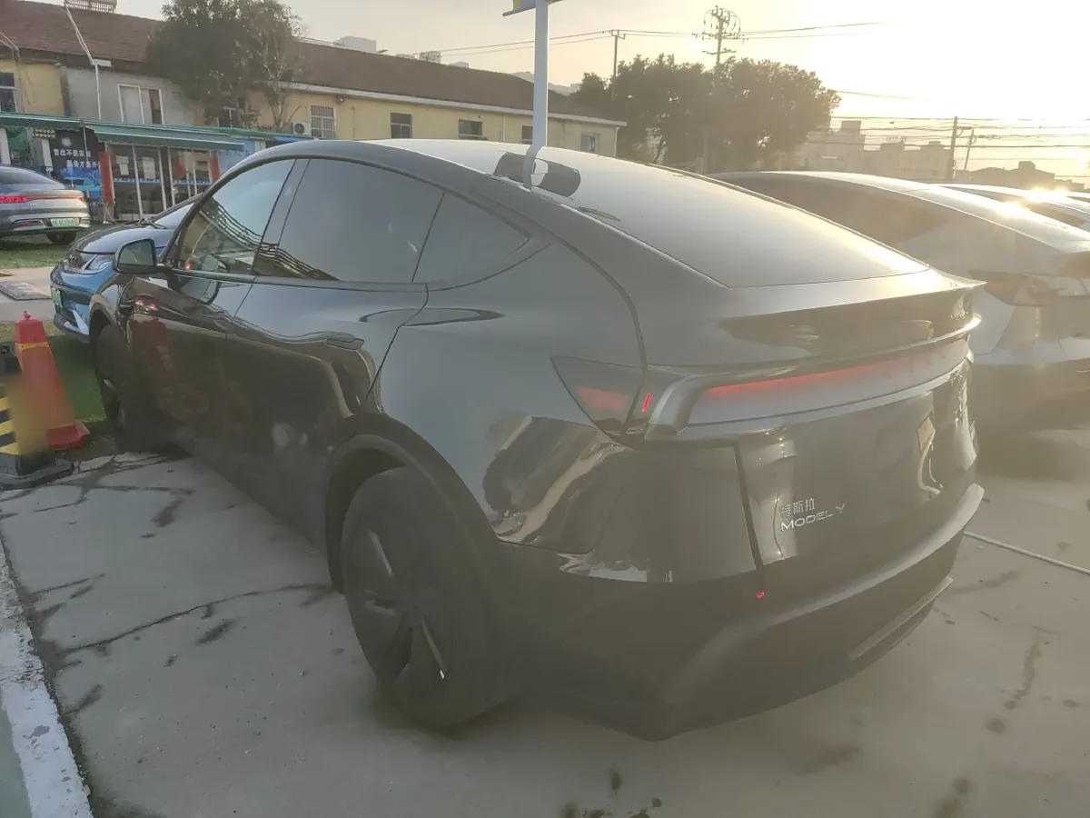 2025 Tesla Model Y BEV 62.5KWH,autocango,china used car exporter,china ev exporter,chinese used car exporter,chinese used ev exporter