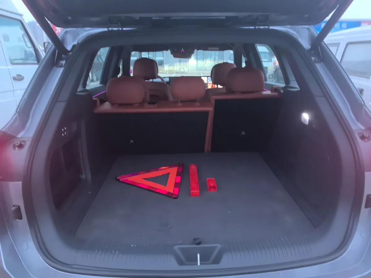 2026 HongQi HS6 PHEV 1.5T 150HP L4 1DHT PHEV,autocango,china used car exporter,china ev exporter,chinese used car exporter,chinese used ev exporter