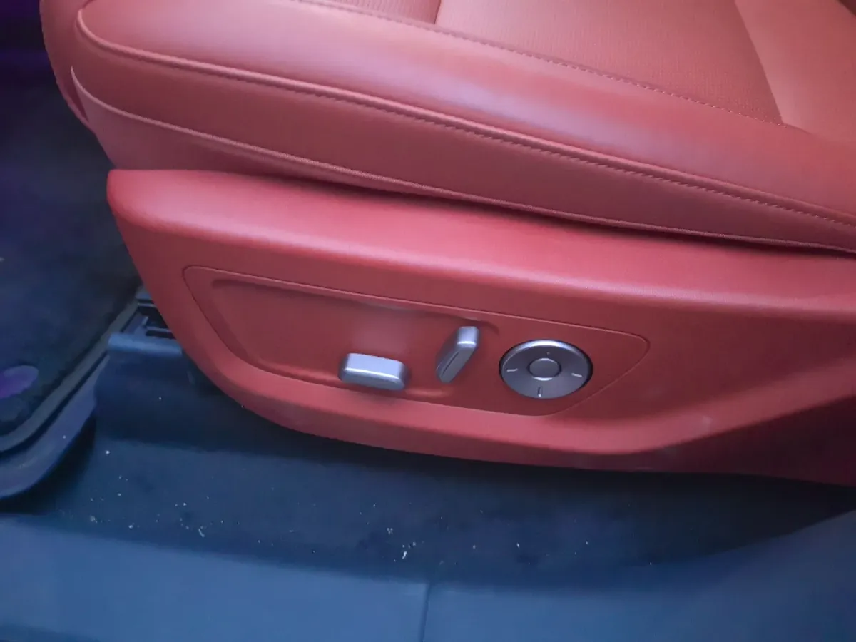 2026 HongQi HS6 PHEV 1.5T 150HP L4 1DHT PHEV,autocango,china used car exporter,china ev exporter,chinese used car exporter,chinese used ev exporter