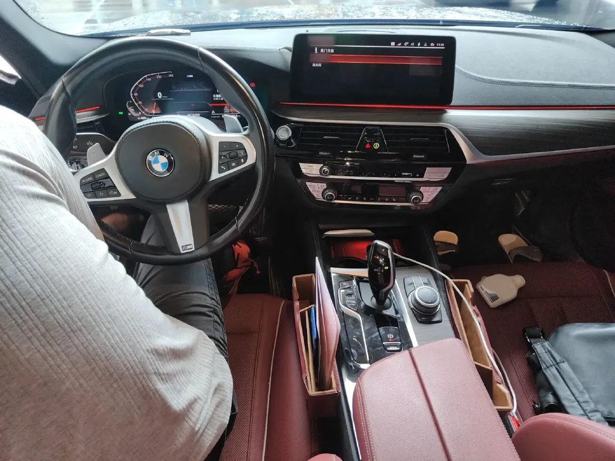 2022 BMW 5 Series 2.0T 252HP L4 8AT,autocango,china used car exporter,china ev exporter,chinese used car exporter,chinese used ev exporter