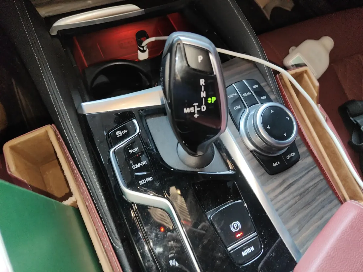 2022 BMW 5 Series 2.0T 252HP L4 8AT,autocango,china used car exporter,china ev exporter,chinese used car exporter,chinese used ev exporter