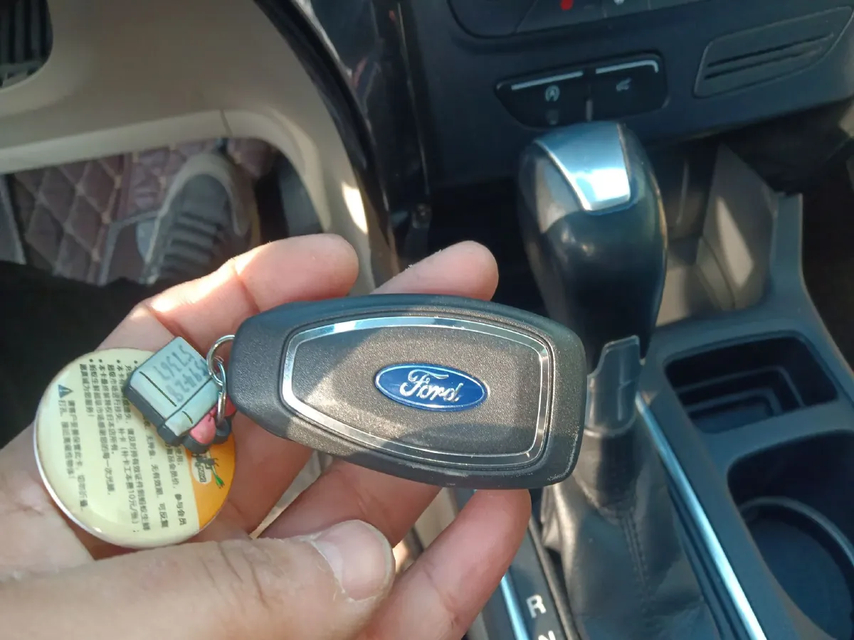 2017 Ford Kuga 2.0T 245HP L4 6AT,autocango,china used car exporter,china ev exporter,chinese used car exporter,chinese used ev exporter