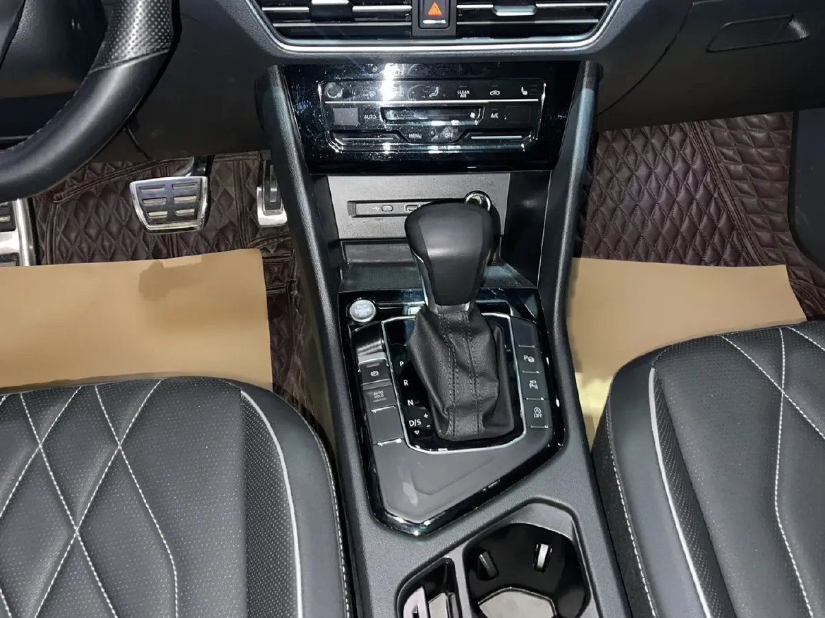 2022 Volkswagen Tiguan L 2.0T 186HP L4 7DCT,autocango,china used car exporter,china ev exporter,chinese used car exporter,chinese used ev exporter