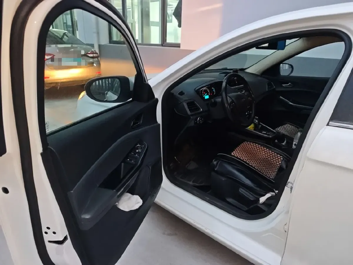 2015 Ford Escort 1.5L 113HP L4 6AT,autocango,china used car exporter,china ev exporter,chinese used car exporter,chinese used ev exporter