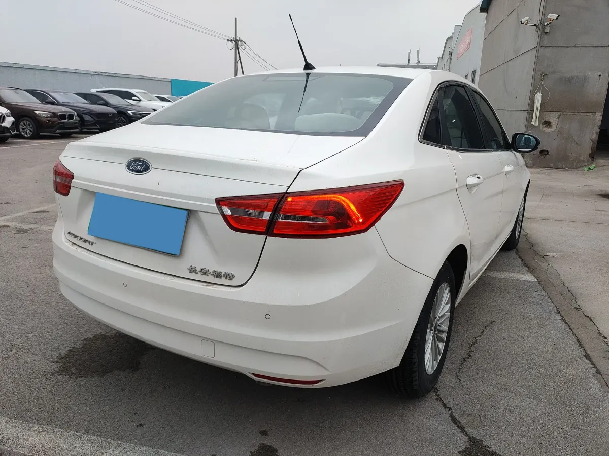 2015 Ford Escort 1.5L 113HP L4 5MT,autocango,china used car exporter,china ev exporter,chinese used car exporter,chinese used ev exporter