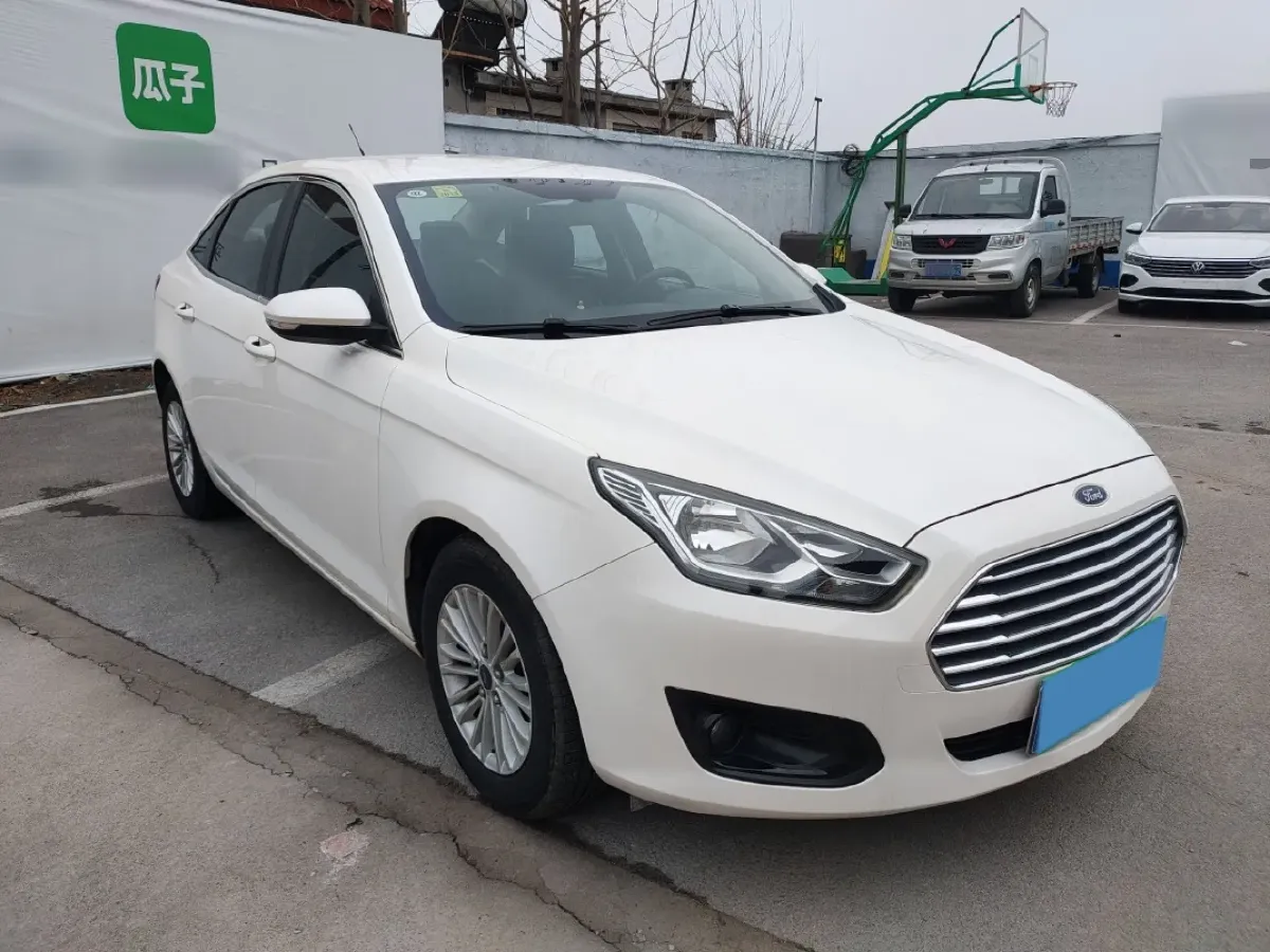 2015 Ford Escort 1.5L 113HP L4 5MT,autocango,china used car exporter,china ev exporter,chinese used car exporter,chinese used ev exporter