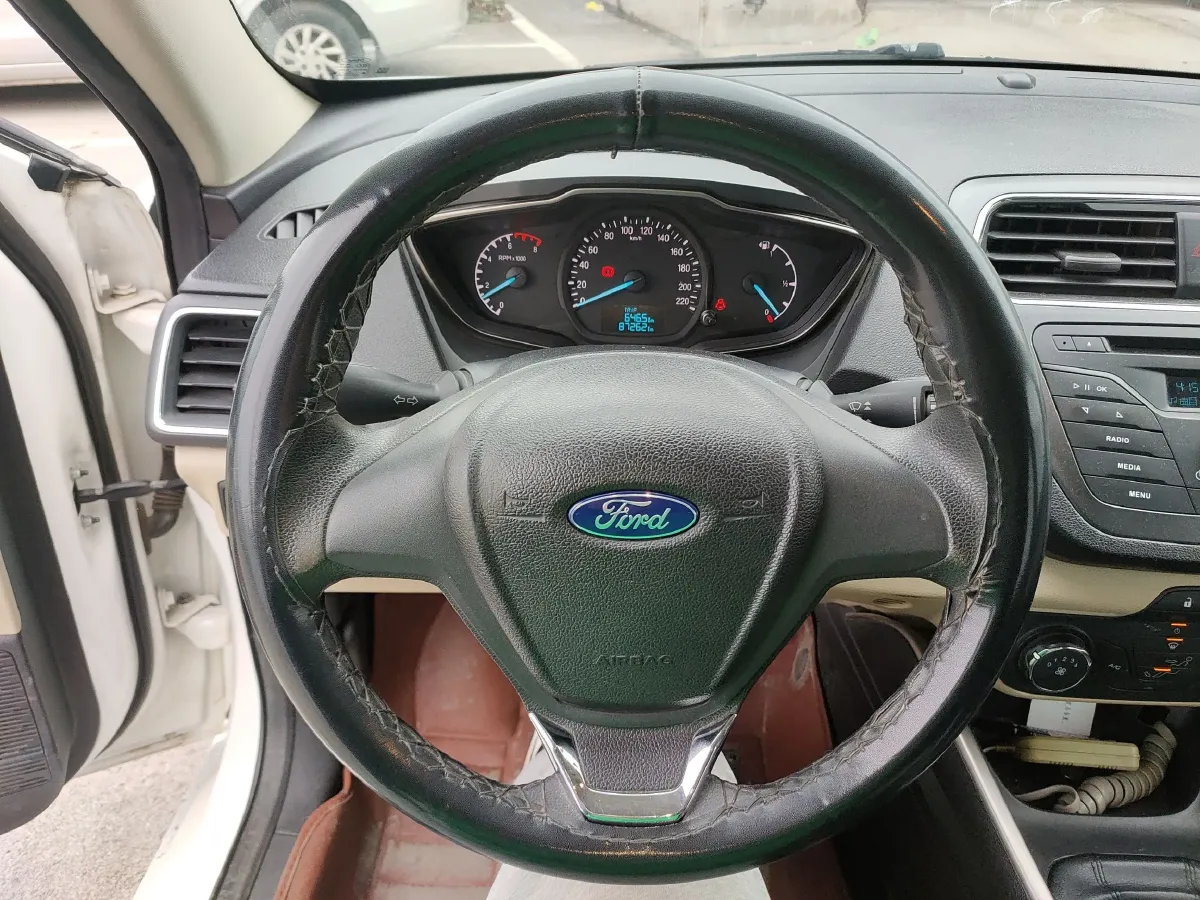 2015 Ford Escort 1.5L 113HP L4 5MT,autocango,china used car exporter,china ev exporter,chinese used car exporter,chinese used ev exporter