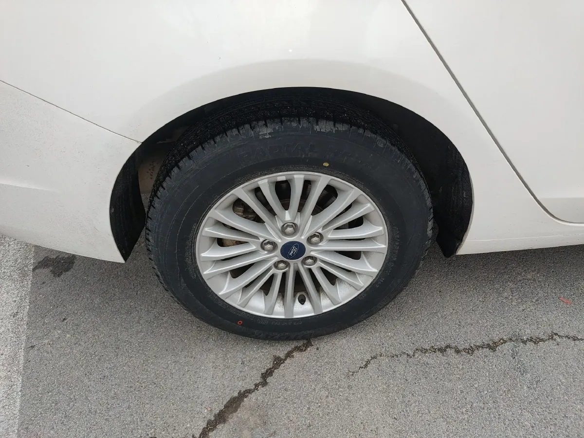 2015 Ford Escort 1.5L 113HP L4 5MT,autocango,china used car exporter,china ev exporter,chinese used car exporter,chinese used ev exporter