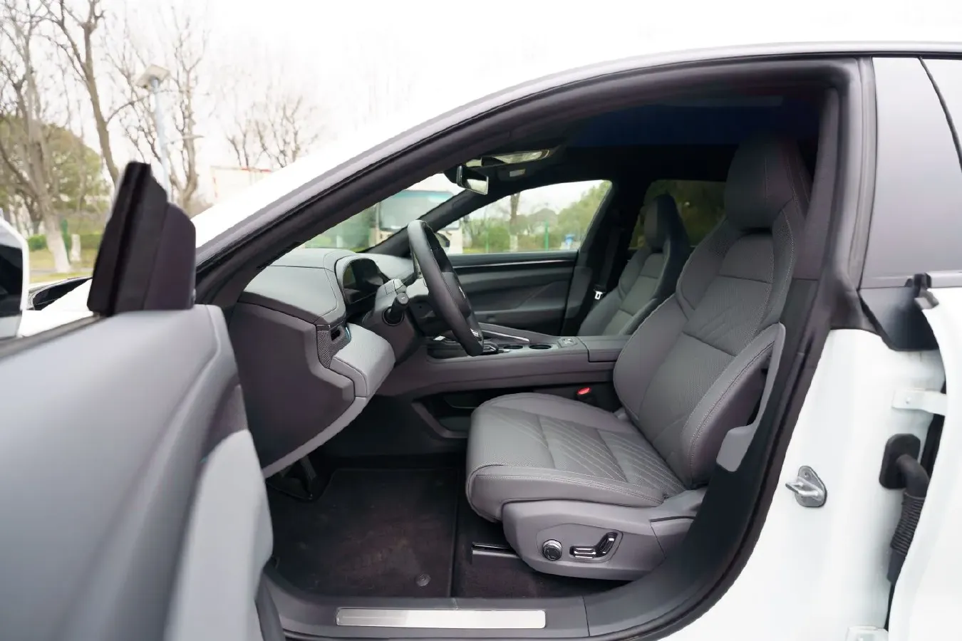 2025 Zeekr 001 BEV 100KWH,autocango,china used car exporter,china ev exporter,chinese used car exporter,chinese used ev exporter