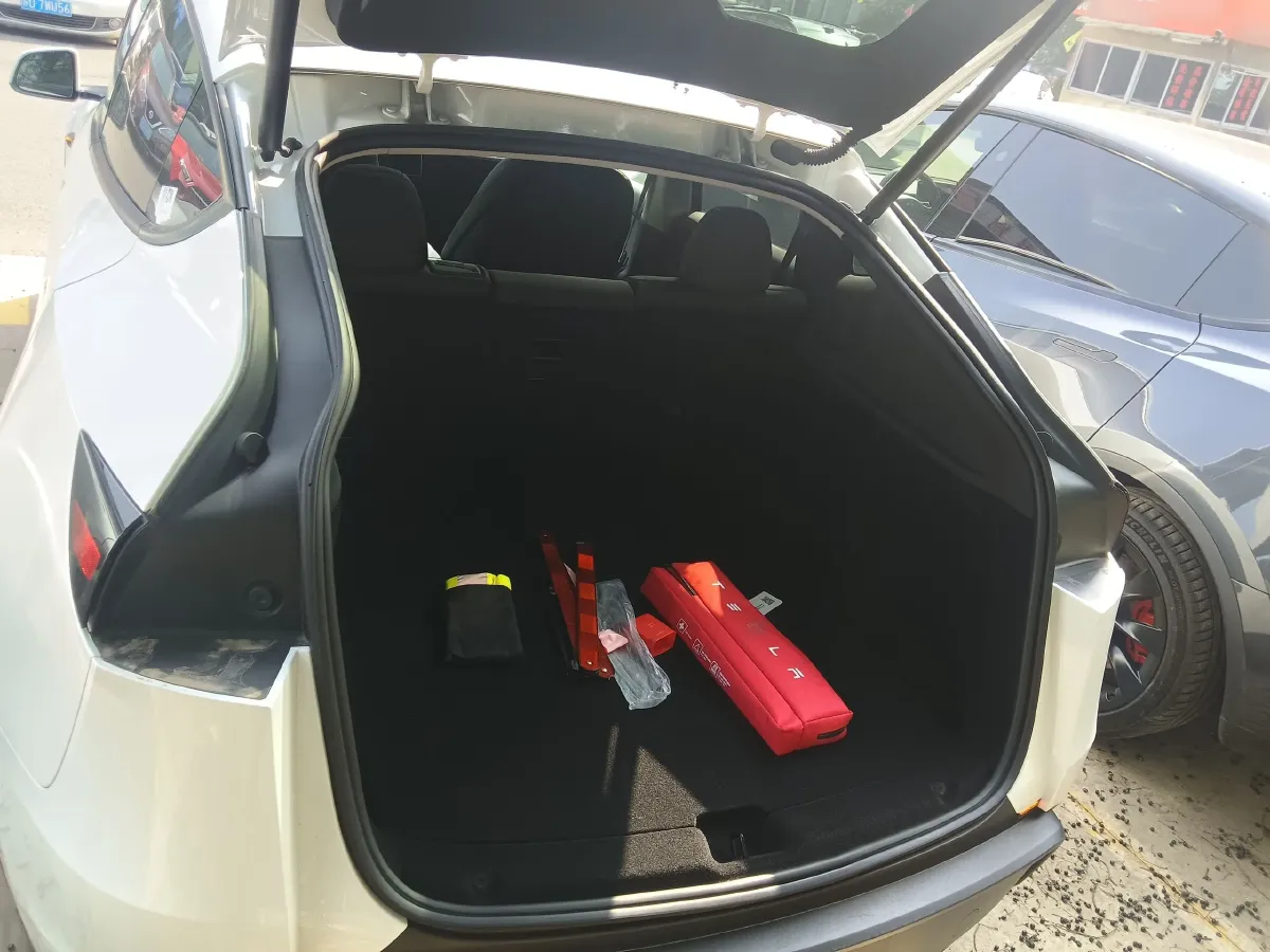 2025 Tesla Model Y BEV 62.5KWH,autocango,china used car exporter,china ev exporter,chinese used car exporter,chinese used ev exporter