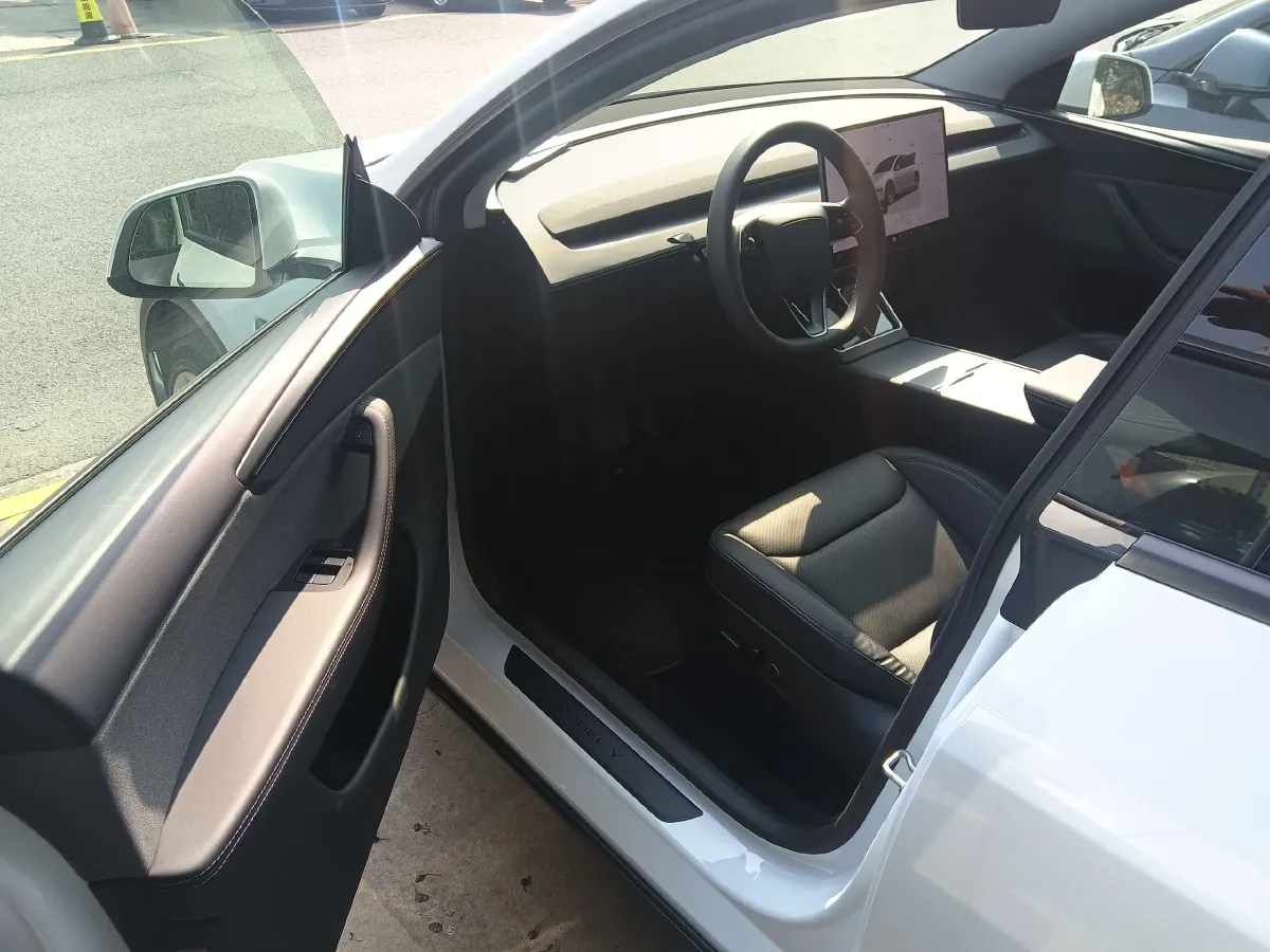 2025 Tesla Model Y BEV 62.5KWH,autocango,china used car exporter,china ev exporter,chinese used car exporter,chinese used ev exporter