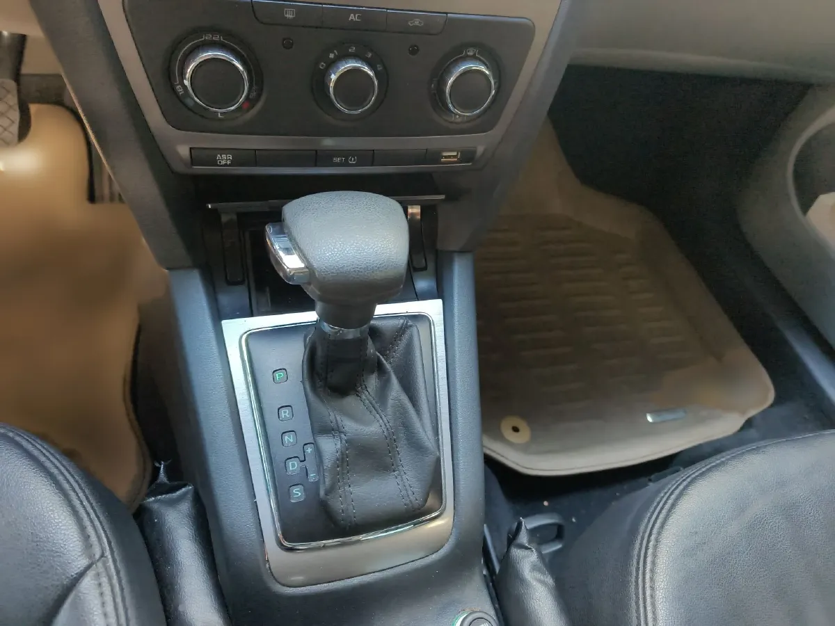 2012 Skoda Octavia 1.6L 105HP L4 6AT,autocango,china used car exporter,china ev exporter,chinese used car exporter,chinese used ev exporter