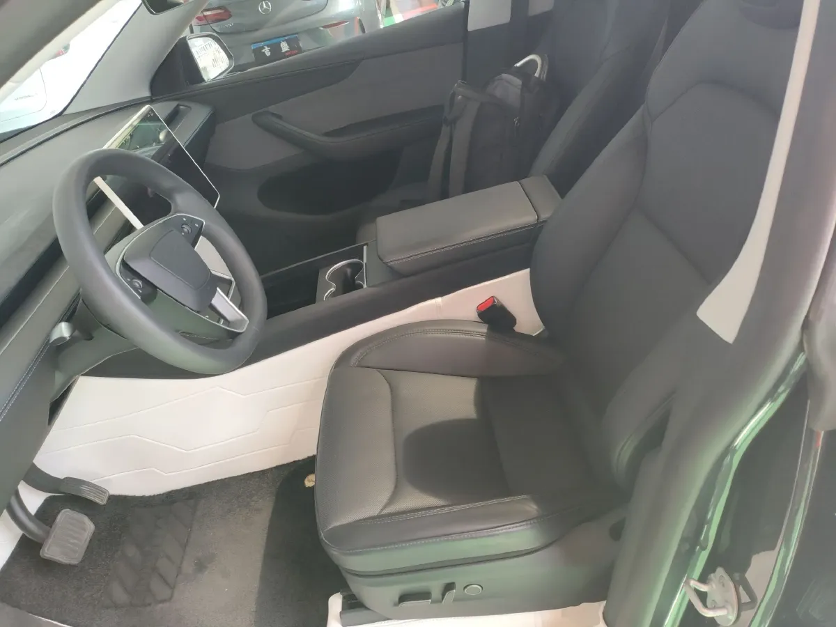 2025 Tesla Model Y BEV 62.5KWH,autocango,china used car exporter,china ev exporter,chinese used car exporter,chinese used ev exporter