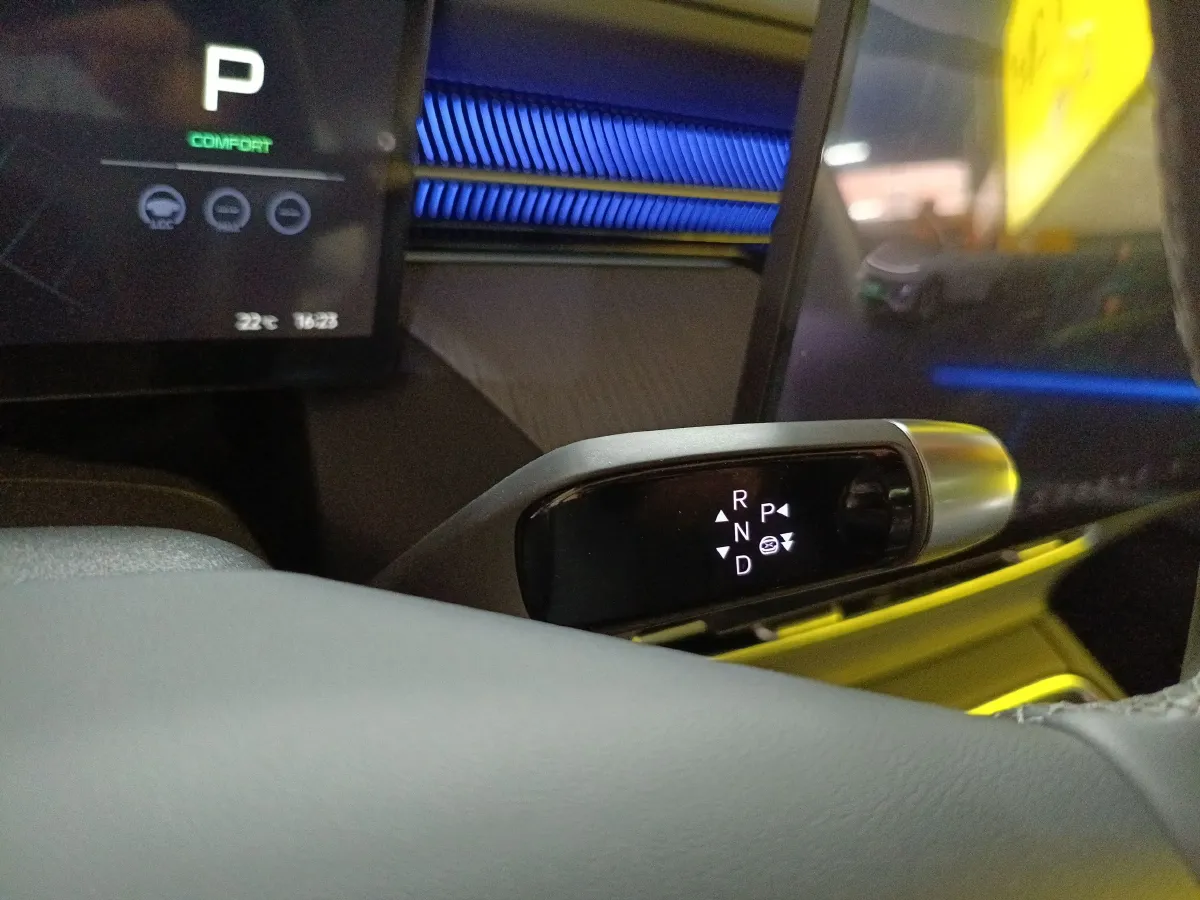 2025 Xpeng G6 BEV 68.5KWH,autocango,china used car exporter,china ev exporter,chinese used car exporter,chinese used ev exporter