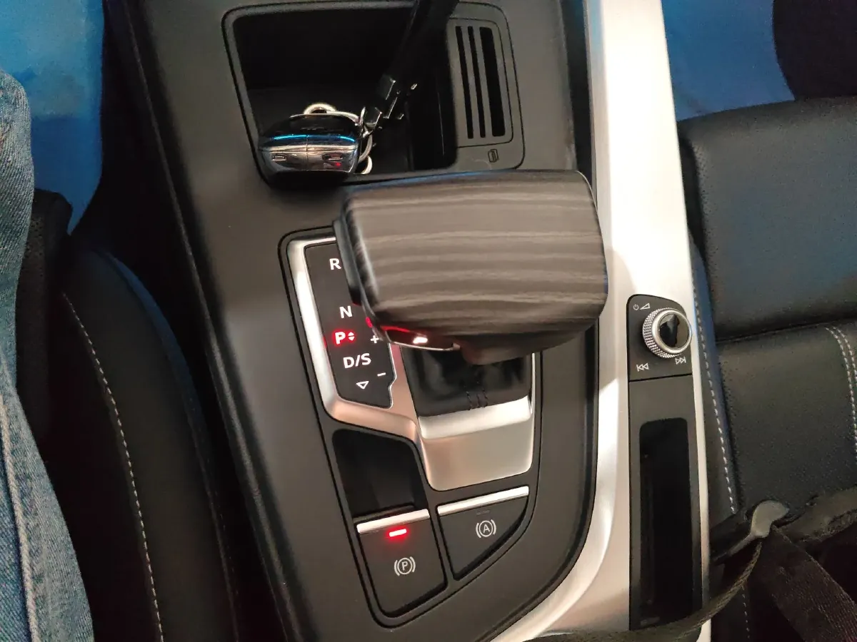 2023 Audi A4L 2.0T 190HP L4 7DCT,autocango,china used car exporter,china ev exporter,chinese used car exporter,chinese used ev exporter