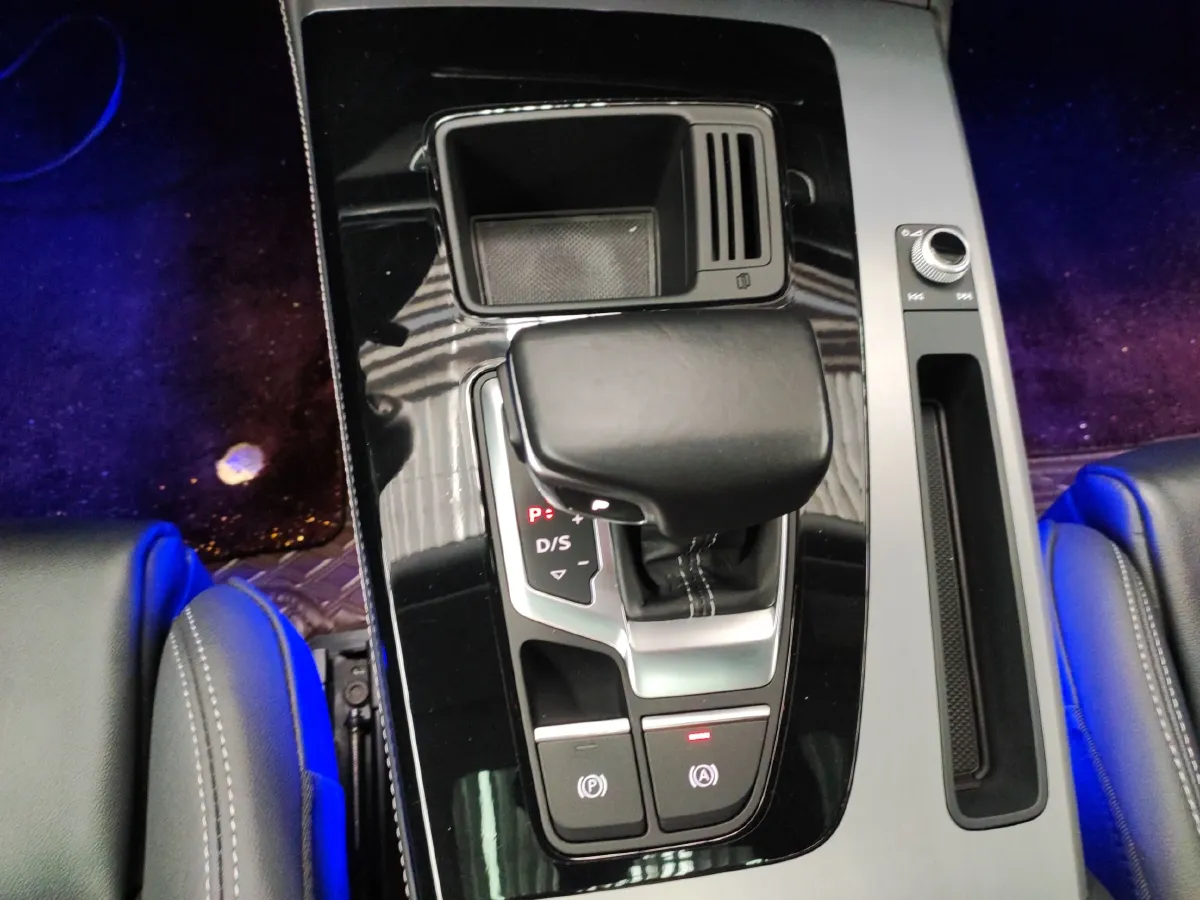 2022 Audi Q5L 2.0T 190HP L4 7DCT,autocango,china used car exporter,china ev exporter,chinese used car exporter,chinese used ev exporter