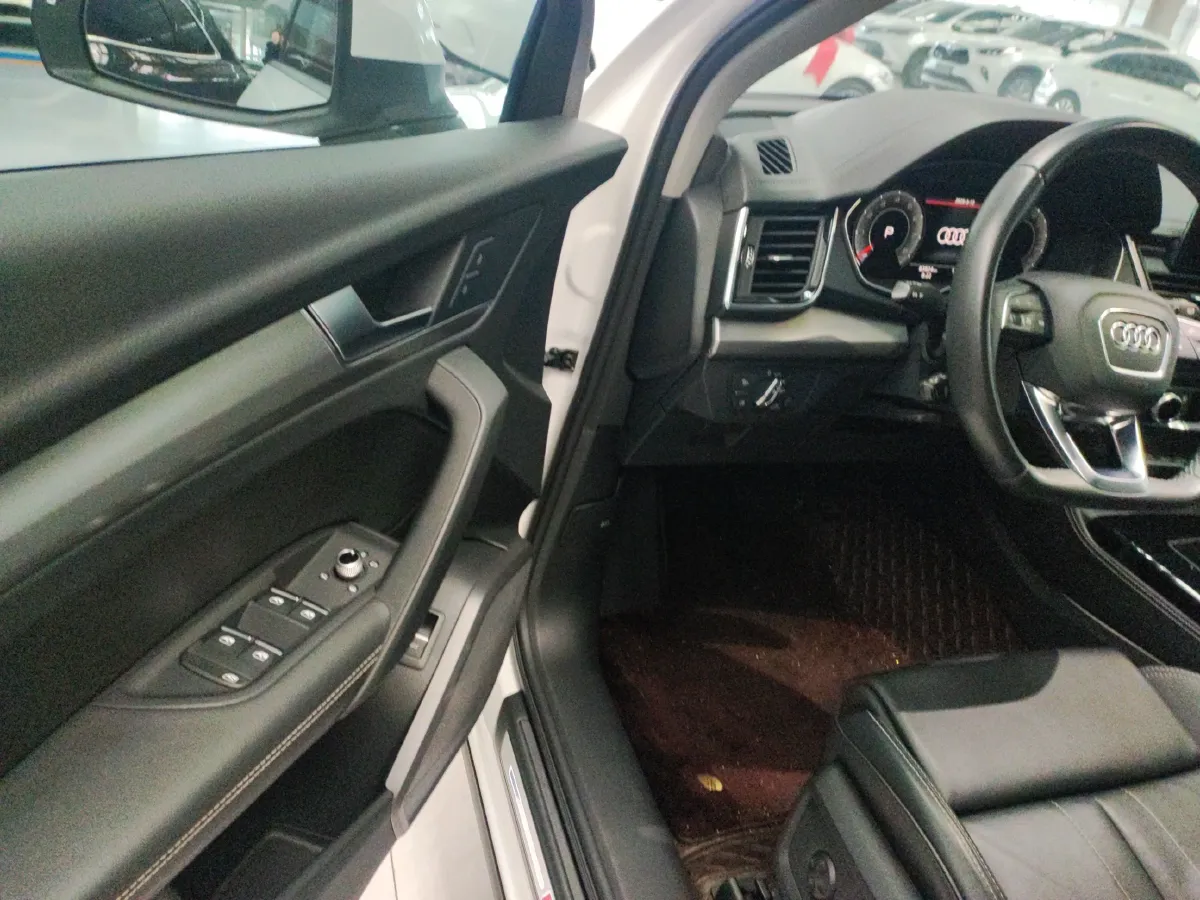 2022 Audi Q5L 2.0T 190HP L4 7DCT,autocango,china used car exporter,china ev exporter,chinese used car exporter,chinese used ev exporter