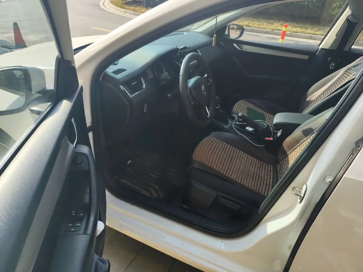 2019 Skoda Octavia 1.5L 116HP L4 6AT,autocango,china used car exporter,china ev exporter,chinese used car exporter,chinese used ev exporter