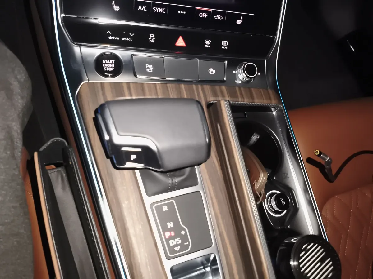 2025 Audi A6L 2.0T 245HP L4 7DCT,autocango,china used car exporter,china ev exporter,chinese used car exporter,chinese used ev exporter